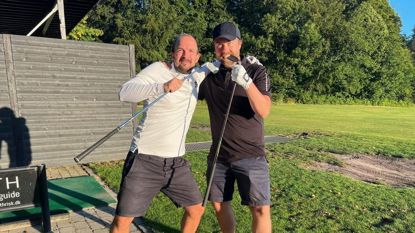En spiller i teeslag med makker bagved