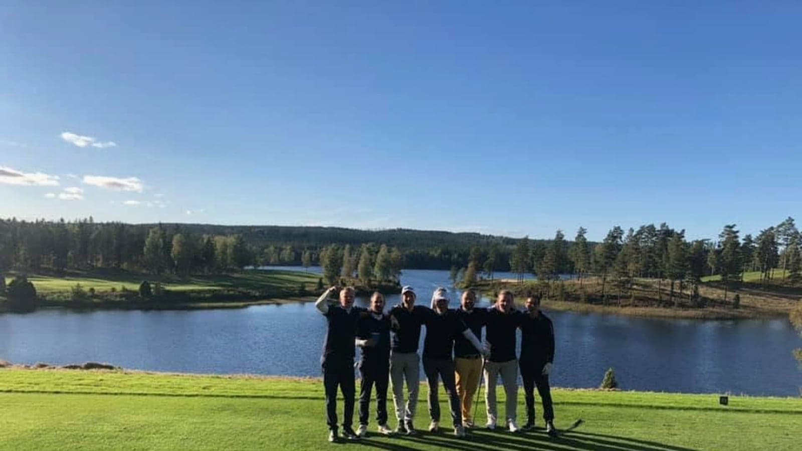 Spillergruppe ved søen på Woodlands